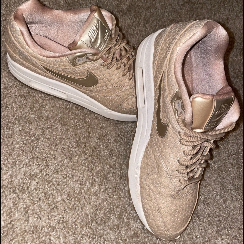 Women’s Gold🔱 Snakeskin Airmax (rare) size 7
